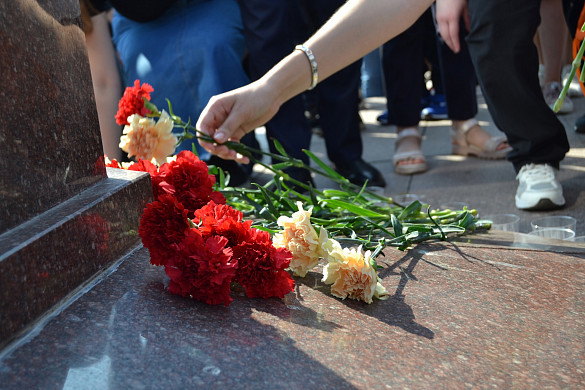 В Иванове к памятнику Георгия Победоносца возложили цветы и свечи  